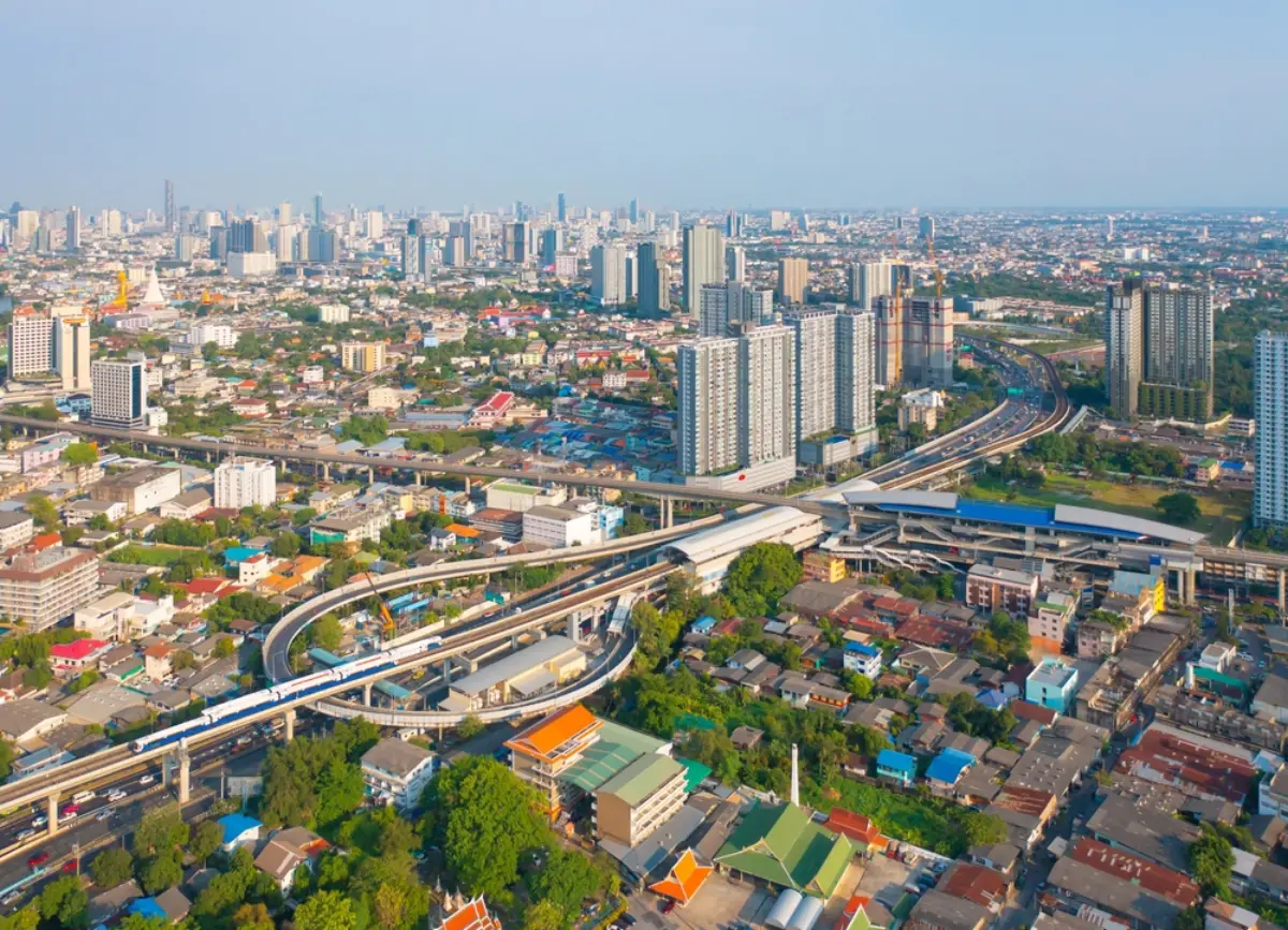 แม้ตลาดอสังหาฯ จะเผชิญความท้าทายรอบด้าน แต่มาตรการสนับสนุนจากภาครัฐที่ออกมาอย่างต่อเนื่องถือเป็นปัจจัยบวกที่เปิดโอกาสให้ผู้บริโภคขยับเข้าใกล้การเป็นเจ้าของที่อยู่อาศัยในฝัน...