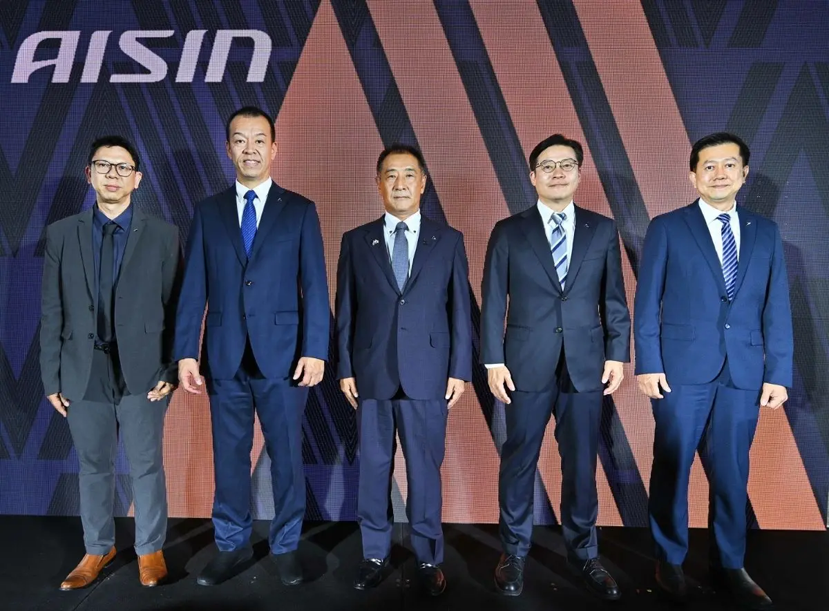 มร. โนริยูกิ คิตะซาโตะ (คนที่ 3 จากซ้าย) ประธานบริษัท ไอซิน เอเซีย แปซิฟิค จำกัด และ มร.โซอิจิ ซาโตะ (ที่ 2 จากซ้าย) ประธาน บริษัท ไอชิน เอเซีย (ประเทศไทย) จำกัด ร่วมเปิดตัวสมาร์ทแบตเตอรี่...