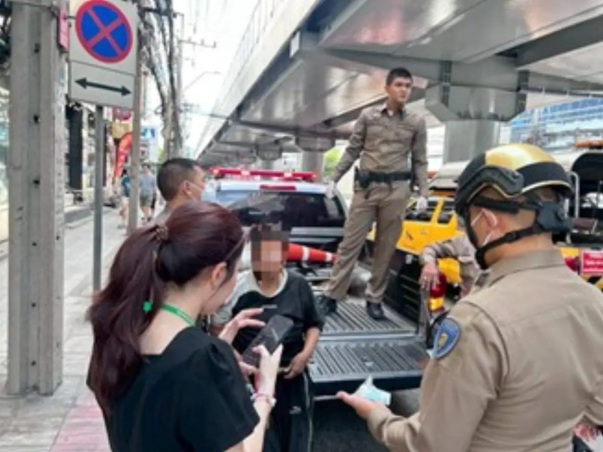 นายสมบัติ เครือกีรติธรรม ผู้อำนวยการเขตห้วยขวาง กทม. กล่าวถึงการตรวจสอบและแก้ไขปัญหากรณีพบบุคลไร้ที่พึ่งหลับนอนบนทางเท้าบริเวณแยกผังเมือง ถนนพระราม 9 หลังมีประชาชนร้องเรียนผ่านแอปพลิเคชัน...