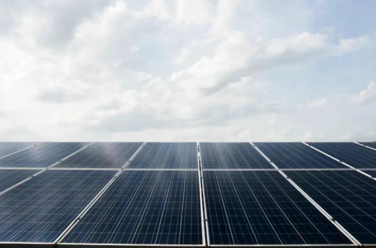 การใช้พลังงานแสงอาทิตย์ได้รับความนิยมเพิ่มขึ้นอย่างมากในช่วงหลายปีที่ผ่านมา เพราะช่วยลดค่าไฟและช่วยดูแลสิ่งแวดล้อมได้ในระยะยาว ทำให้หลายครอบครัวและธุรกิจเริ่มสนใจการติดตั้งโซลาร์...