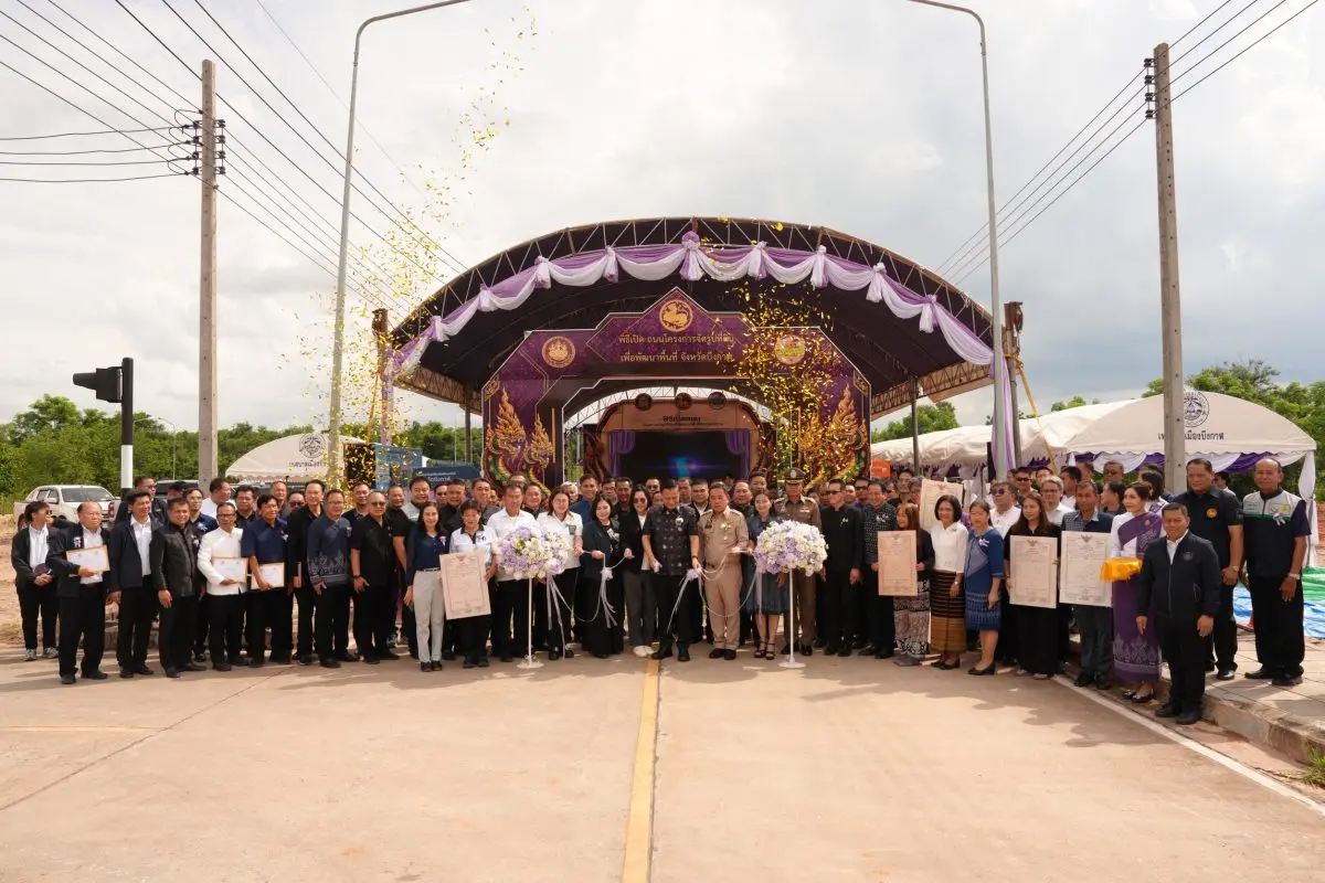 นายทรงศักดิ์ ทองศรี รองนายกรัฐมนตรี เป็นประธาน พิธีเปิดถนนโครงการจัดรูปที่ดินเพื่อพัฒนาพื้นที่ บริเวณตำบลวิศิษฐ์ อำเภอเมืองบึงกาฬ จังหวัดบึงกาฬ โดยมี นายสุรพล เจริญภูมิ...