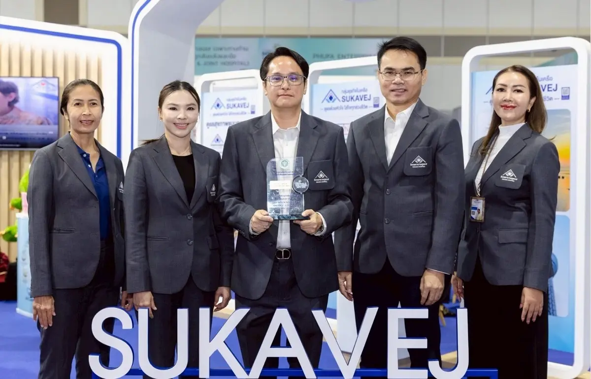 คุณเจษฎา ณ ปลอด กรรมการผู้จัดการ บริษัท นวศรี การแพทย์ จำกัด และผู้อำนวยการโรงพยาบาลศุขเวช พร้อมด้วย ทนพ.ภูมิรินทร์ อยู่ประทานพร รองผู้อำนวยการโรงพยาบาล คุณวงกช อยู่ประทานพร...
